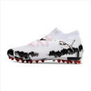 CHUTEIRA SOCIETY PUMA FUTURE ULTIMATE MG BRANCA/PRETA (PRONTA ENTREGA)