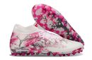 CHUTEIRA SOCIETY PUMA FUTURE ULTIMATE MG BRANCA/ROSA (PRONTA ENTREGA)